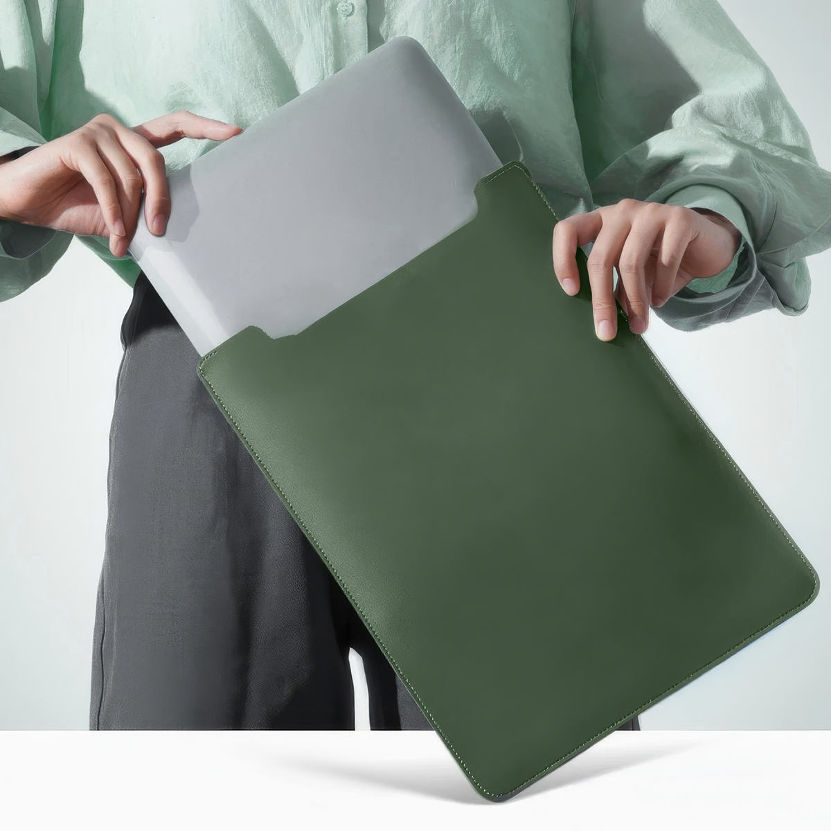 The Executive Minimalist Laptop Sleeve Noir 